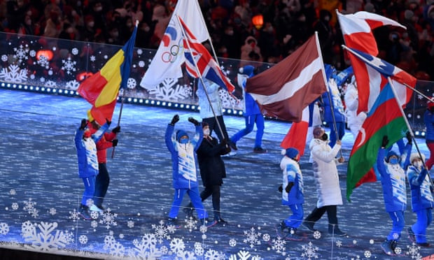 Đoàn vận động viên diễu hành trong lễ bế mạc. Ảnh: Getty Images