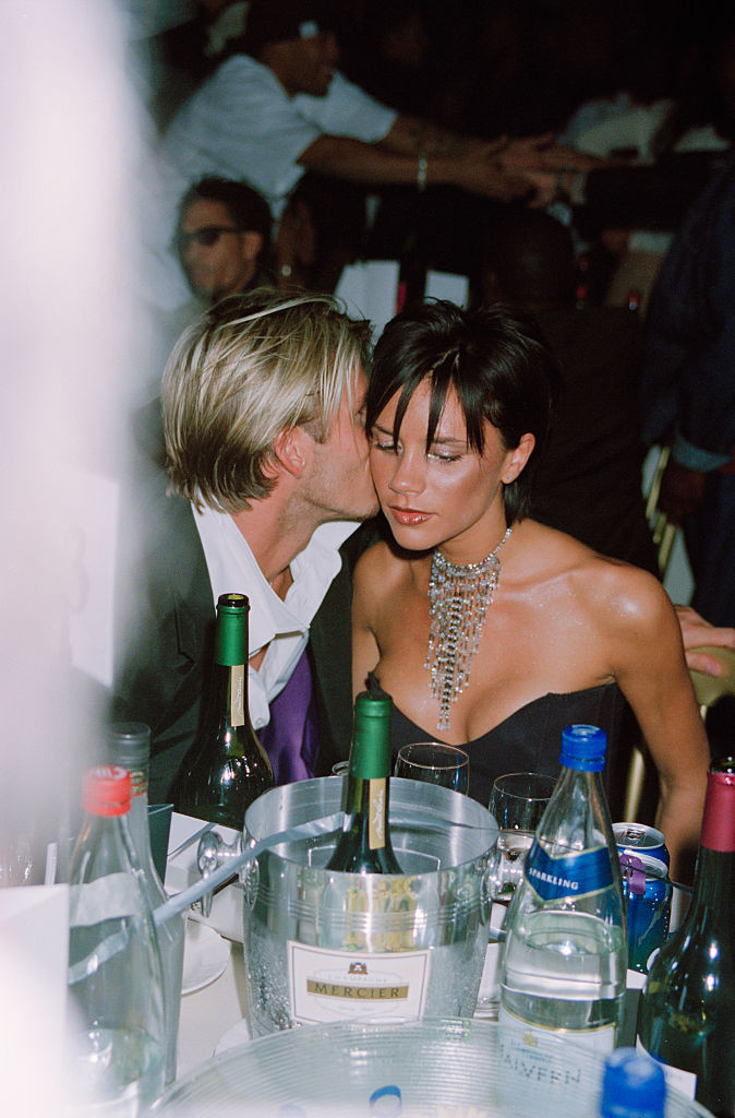 David Beckham trao cho vợ một nụ hôn khi hai người đi dự tiệc. (Ảnh: Getty Images)