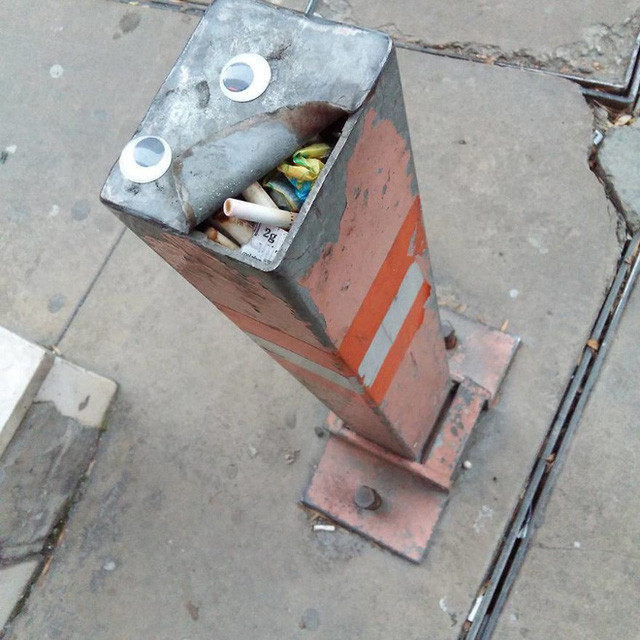 Bằng cách sử dụng đôi mắt giả Googly Eye kết hợp với trí tưởng tượng phong phú, những công trình hư hại đã thay đổi hoàn toàn diện mạo và trở nên có hồn hơn bao giờ hết. Qua những bức ảnh được Vanyu Krastev, công trình hư hại như trở thành một nhân vật sống đang cố kể lại câu truyện của đời mình.