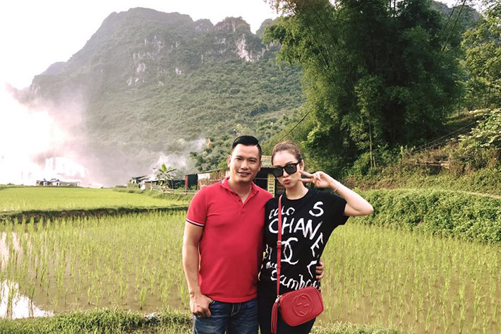 Vợ chồng Jennifer Phạm quấn quýt không rời trong chuyến đi. Tính đến nay, cả hai đã có 5 năm sống chung một nhà. Ảnh: FBNV