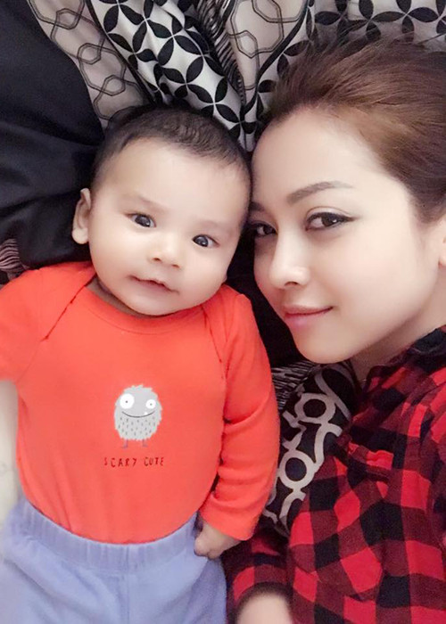 Khoe hình ảnh bên bé Nu, Hoa hậu châu Á tại Mỹ 2006 từng tự nhận mình chỉ là "phận đẻ thuê”. Ảnh: FBNV