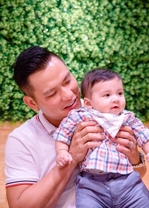 Mới đây, trên trang fanpage cá nhân, Jennifer Phạm đăng tải loạt ảnh mới nhất của bé Nu. Cậu nhóc là trái ngọt thứ 2 trong cuộc hôn nhân của cô và doanh nhân Đức Hải. Ảnh: FBNV