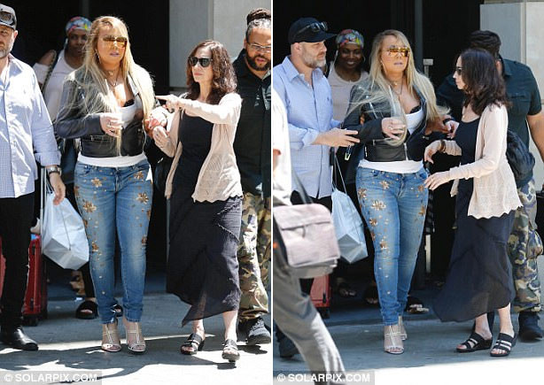 Càng có tuổi, Mariah Carey càng sồ sề, ba vòng, vòng nào của cô cũng ngồn ngộn cộng thêm cặp đùi to nên lúc nào trông cô cũng nặng nề. (Ảnh: Solarpix)