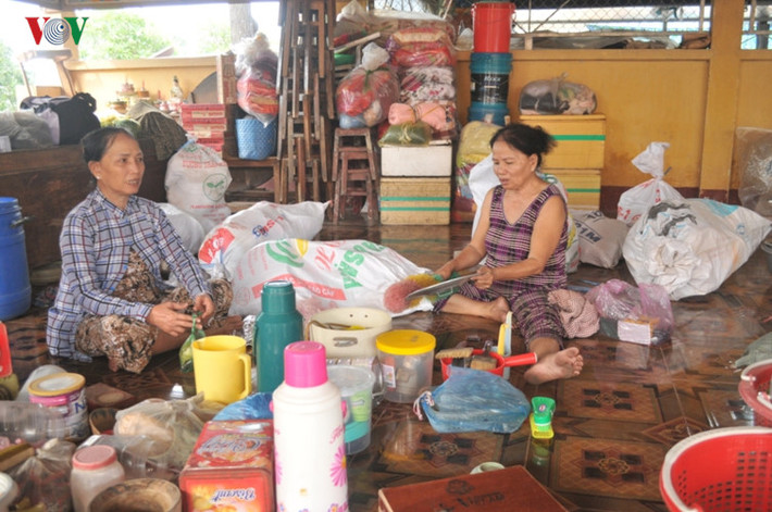 Người dân di dời khỏi vùng nguy cơ sạt lở phải sống tạm bợ tại Chùa và trường học.