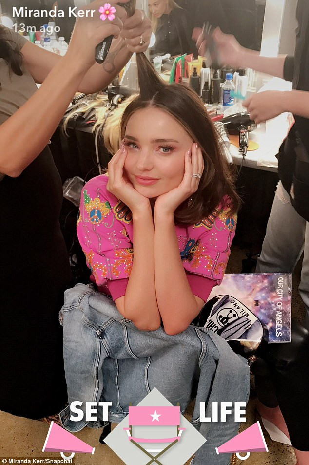 Gần nửa tháng sau đám cưới, Miranda Kerr đã quay trở lại sàn diễn khi làm mẫu cho Moschino Resort Collection ở Los Angeles. (Ảnh: Snapchat)