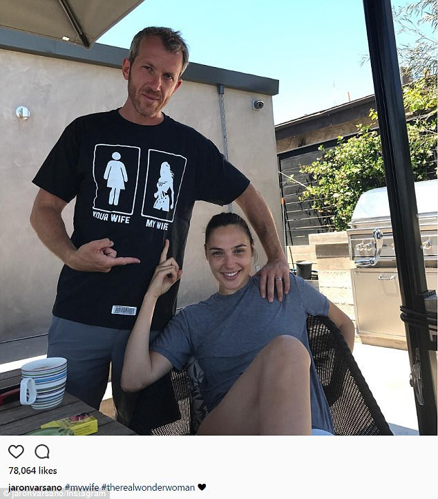 Gal Gadot hiện đang sống hạnh phúc cùng chồng, Yaron Varsano cùng hai con, một bé 5 tuổi và 1 bé mới sinh được 3 tháng. (Ảnh: Instagram)