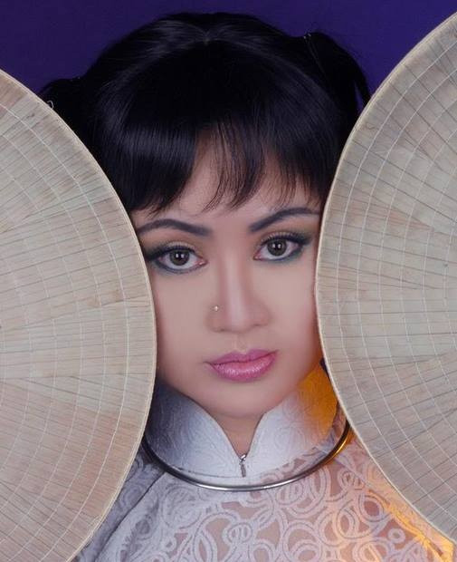 Con gái Thẩm Thúy Hằng có tên Nguyễn Thụy Thi Hằng. Chỉ cần nhìn qua, ai cũng có thể nhận ra những nét đẹp tương đồng của hai mẹ con, sống mũi cao, đôi môi dày và đôi mắt to tròn. Ảnh: Langsao.