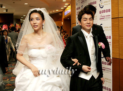 Hai người kết hôn vào tháng 5/2007 và đám cưới là một sự kiện gây chú ý lúc đó bởi đây là hôn lễ đầu tiên của sao chuyển giới tại Hàn Quốc. (Ảnh: My Daily)