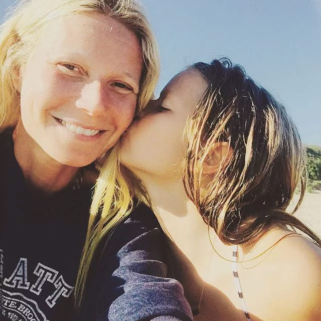 Sinh con trai Moses vào năm 2006, Gwyneth Paltrow đã cảm nhận có gì đó không đúng khi cảm giác của cô khác hẳn lúc sinh con gái Apple năm 2004: “Tôi không thể giao tiếp với con trai như cách từng làm với con gái và không hiểu tại sao. Tôi cũng không muốn nói chuyện với bất kỳ ai. Tôi thấy mình như một xác sống, tách ra khỏi cộng đồng. Chồng tôi lúc đó thường nói với tôi: “Em không ổn rồi. Anh nghĩ em bị trầm cảm sau sinh” nhưng tôi nhất quyết không công nhận điều đó. Nhưng sau một hồi tự nghiên cứu tìm hiểu thì tôi biết mình bị trầm cảm sau sinh”. (Ảnh: Instagram)