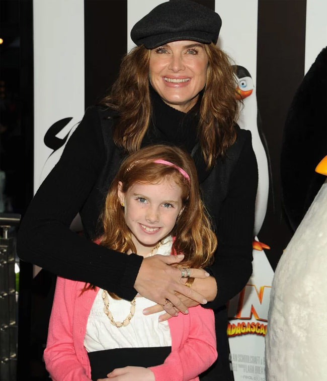Brooke Shields rất cởi mở chia sẻ về khoảng thời gian khó khăn khi cô bị trầm cảm sau sinh con gái Rowan vào năm 2003. “Chúng ta nghĩ chúng ta có thể tự giải quyết vấn đề của mình… Cuối cùng tôi đã có một cô con gái xinh đẹp nhưng vì chứng trầm cảm sau sinh tôi không thể nhìn con, không thể bế và hát ru cho con… Tất cả những gì tôi muốn làm là biến mất và chết đi”. (Ảnh: Getty)