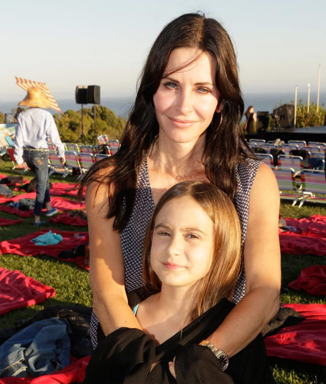Khi con gái Coco được 6 tháng, Courteney Cox bị trầm cảm sau sinh. “Tôi đã trải qua một thời kỳ khó khăn, không phải ngay sau khi sinh con mà khi Coco đã được 6 tháng. Tôi không ngủ được, tim lúc nào cũng đập nhanh và lúc nào cũng buồn bã, chán nản. Tôi đi khám bác sĩ và biết mình bị trầm cảm sau sinh là do hormone tăng quá nhanh”. (Ảnh: Getty)