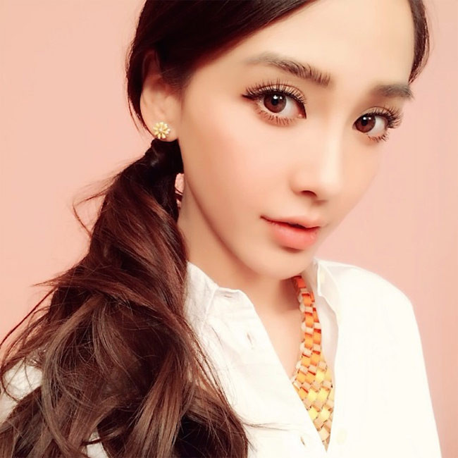 Sau đám cưới hoành tráng, bỏ mặc những thị phi về nhan sắc hay nghề nghiệp, Angelababy vẫn phát triển theo hướng tích cực cả về sự nghiệp lẫn cuộc sống riêng. Không được đánh giá cao về diễn xuất nhưng mức độ nổi tiếng của Angelababy lại khiến cô luôn được mời xuất hiện trong các sự kiện, và được tới 47 nhãn hàng ký hợp đồng đóng quảng cáo. (Ảnh: Internet)