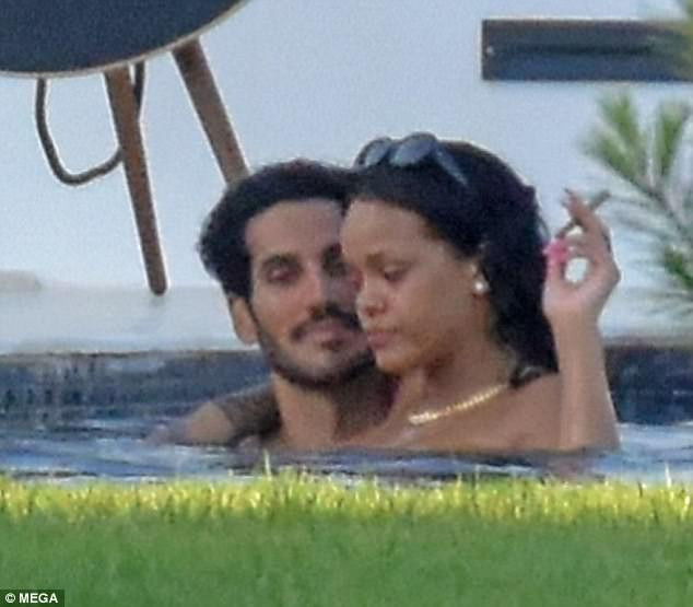Rihanna và Hassan Jameel đang trong kỳ nghỉ ở Tây Ban Nha.