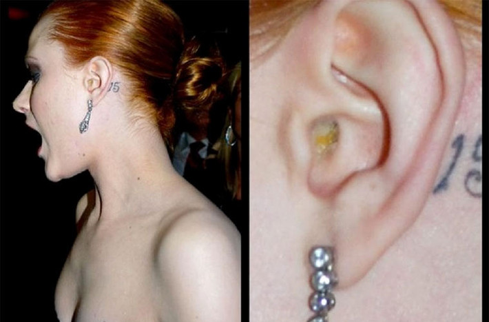 Nữ diễn viên Evan Rachel Wood sẽ ngượng không biết giấu mặt đi đâu khi nhìn lại bức ảnh cô bị paparazzi soi tận vào lỗ tai kém vệ sinh của mình khi đi dự một sự kiện Critics’ Choice Television Award 2009 trong trang phục rất sành điệu. Evan là một trong những sao Hollywood bẽ mặt vì kém vệ sinh cơ thể.