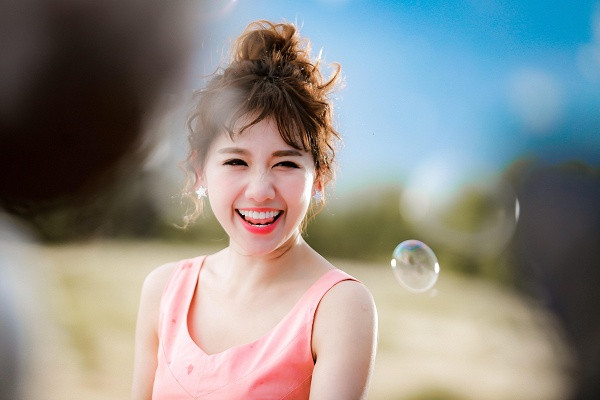 Hari Won là cái tên với hàng tá câu chuyện phải bàn. Gia nhập showbiz với danh nghĩa bạn gái Tiến Đạt rồi từng bước lấn sân các địa phận âm nhạc, điện ảnh, truyền hình. Ở lĩnh vực nào, Hari Won cũng gây xôn xao bằng những cách khác thường, dù tài năng còn là dấu chấm hỏi nhưng chẳng ai có thể phủ nhận sức hút ngày càng lớn từ cô gái Hàn Quốc này. Năm qua, đánh dấu đám cưới với Trấn Thành, một nhân vật đình đám của showbiz khiến tên Hari ngày càng thăng hạng.