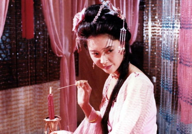 Vì si mê Đường Tam Tạng, quốc vương của Tây Lương nữ quốc tìm mọi cách để Đường Tăng sống cùng mình.