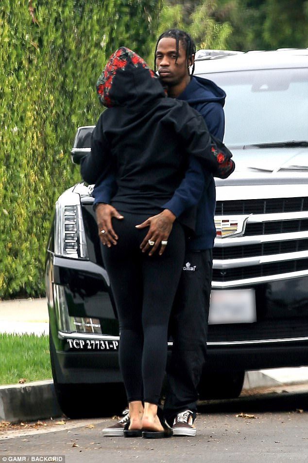 Đứng trên đường, Kylie Jenner và bạn trai, rapper Travis Scott, ôm nhau không muốn rời. Ngôi sao truyền hình thực tế còn được tình mới ôm chặt hông rất tình tứ. (Ảnh: BackGrid)