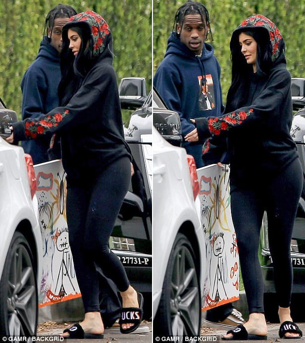 Kylie và rapper 25 tuổi bị bắt gặp hẹn hò với nhau hôm 29/4 ở trường Đại học Bentley ở Boston, nơi Travis vừa kết thúc buổi biểu diễn. Tối cùng ngày, Kylie còn cùng chị gái Kendall tới dự sinh nhật của Travis. (Ảnh: Backgrid)