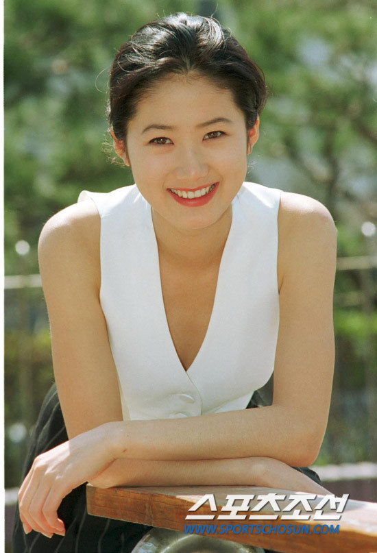 Chồng của Shim Eun Ha, chính trị gia Ji Sang Wook, cho biết: “Sức khỏe một thành viên trong gia đình đang gặp nguy hiểm và tôi phải ở bên họ lúc này”.