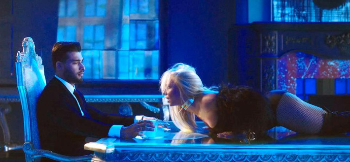 Britney Spears và Sam Asghari gặp nhau khi anh cùng đóng trong MV Slumber Party của Britney. (Ảnh: Scope Features)