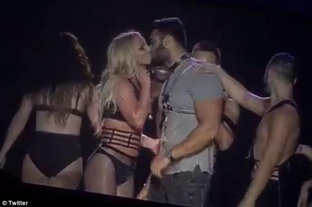 Trong đêm diễn tại Đài Loan, Britney Spears đã cho khán giả mãn nhãn với màn hát, múa và hôn môi say đắm tình trẻ Sam Asghari ngay trên sân khấu. (Ảnh: Twitter)