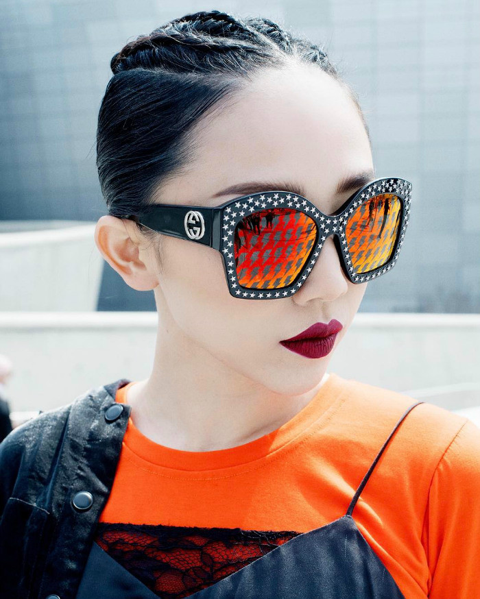 Người đẹp quyến rũ như những quý cô xưa với mái tóc uốn phồng cổ điển nhưng vẫn nổi loạn với phần tóc tết Skrillex lệch sát da đầu.