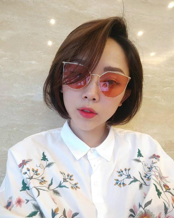 Vẫn là tóc bob nhưng khi duỗi thẳng và uốn cụp, trông cô nàng siêu gần gũi và hiền lành.