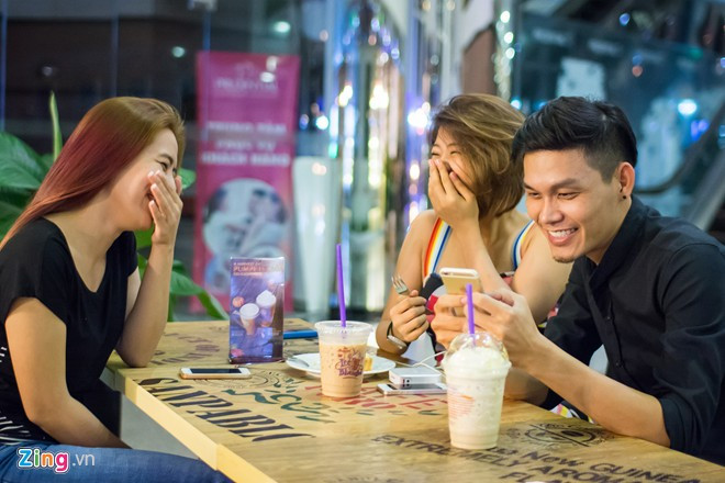 Cô tranh thủ đi sớm để hẹn gặp một số bạn bè thân thiết. Mọi người cùng nhau trò chuyện vui vẻ trong một quán cà phê. Bạn bè nhận xét, Ngọc Anh là cô gái cá tính và nghiêm túc trong sự nghiệp.
