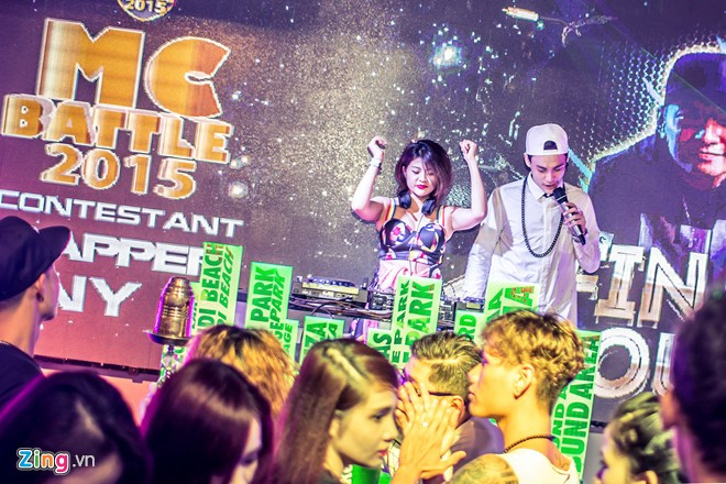 Các bạn trẻ hòa mình vào các bản mix sôi động của Ngọc Anh. Nữ DJ 9X kết thúc ngày làm việc lúc 0h. Sắp tới, Ngọc Anh có chuyến lưu diễn dài ngày tại Mỹ. Bên cạnh đó, cô cũng dự định tham gia chương trình The Remix - Hòa âm ánh sáng mùa thứ 2 (VTV3 - Đài Truyền hình Việt Nam). Ảnh: Leo.