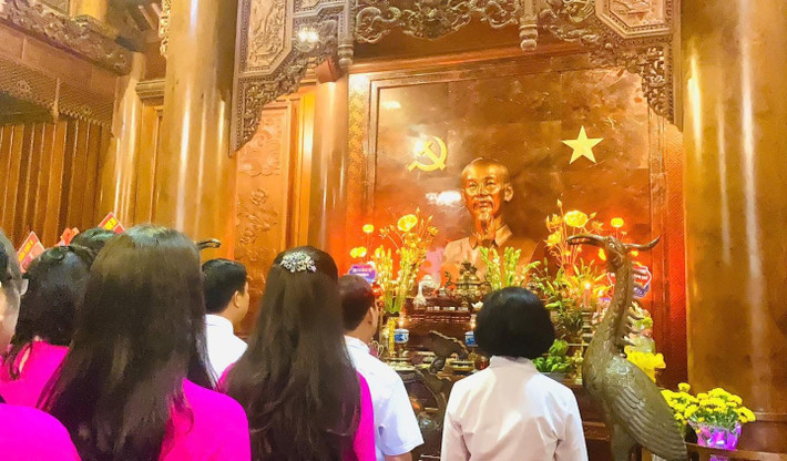 Theo tư liệu, Khoa thi Hội năm Tân Sửu (1901), cụ Nguyễn Sinh Sắc đỗ Phó bảng. Lần đầu tiên ở làng Sen có người đỗ đạt cao nên dân làng Sen đã trích mảnh đất rộng khoảng 2.500m2 làm vườn, mua một ngôi nhà 5 gian về dựng tại đây và mời gia đình ông Phó bảng về ở. Trước nhà có 2 sân nhỏ và 1 thửa vườn được vây quanh bằng hàng rào râm bụt. Ngôi nhà được dựng bằng tre và gỗ, lợp mái tranh mộc mạc và đơn sơ.