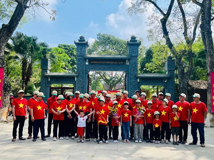 "Từng kỷ vật giản dị nơi đây như một chiếc cầu nối giữa quá khứ và hiện tại, dẫn dắt mỗi người Việt Nam trở về với cội nguồn tinh thần của dân tộc. Được tham quan quê Bác, chúng em đã hiểu thêm về những cống hiến và hy sinh của vị lãnh tụ vĩ đại của dân tộc và những người thân trong gia đình Bác cho độc lập dân tộc", em Võ Ngọc Minh Châu ở TP Hà Tĩnh chia sẻ.