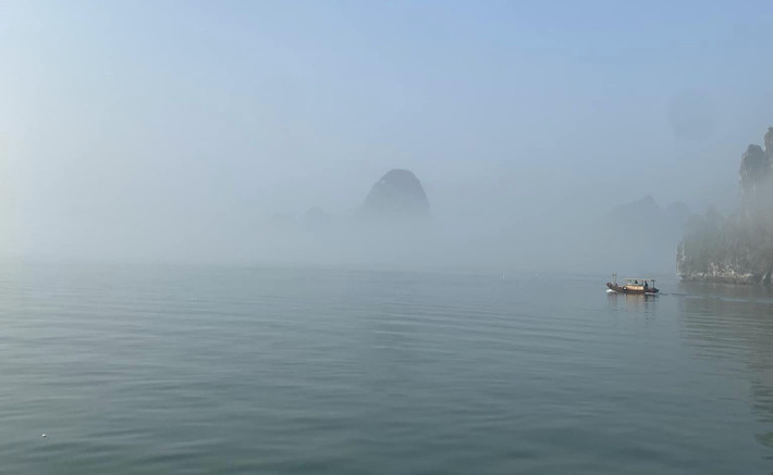 Vịnh Hạ Long càng trở nên mở ảo khi có ánh nắng xuyên phá tầng sương trắng. Cảnh sắc của vịnh Hạ Long thêm phần đẹp đẽ gây thích thú cho khách du lịch.