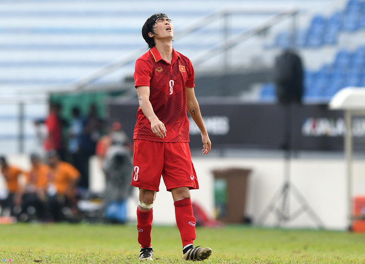 6. Nỗi thất vọng lớn nhất ở SEA Games 29: Trong bức tranh chung nhiều điểm sáng của thể thao Việt Nam, môn bóng đá nam đáng tiếc lại góp mặt ở vị trí điểm tối. Đội tuyển U22 Việt Nam bắt đầu giải đấu với nhiều hy vọng cho ngôi vô địch, nhưng lại rời giải theo cách bị loại ngay sau vòng bảng.