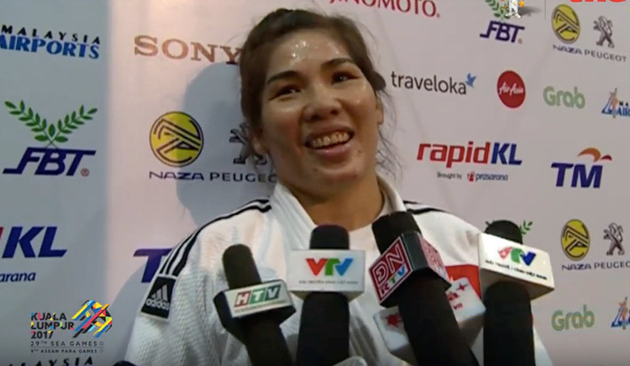 3. VĐV nhiều tuổi nhất giành HCV: Dù đã giành 3 HCV sau 5 kỳ SEA Games trước đây, Nguyễn Thị Như Ý vẫn tạo bất ngờ khi đoạt HCV duy nhất cho Judo Việt Nam ở tuổi 36, sau khi đánh bại đối thủ nhiều duyên nợ người Myanmar. Hai kỳ SEA Games gần nhất, Như Ý đều tự hứa sẽ giải nghệ sau khi đại hội kết thúc. Nhưng VĐV 36 tuổi vẫn phải trở lại sàn đấu, bất chấp đã qua thời đỉnh cao, chỉ vì cố gắng có thêm thành tích để kiếm tiền trang trải cuộc sống nhiều khó khăn.