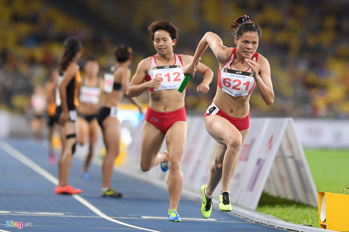 4. Môn thể thao mang về nhiều HCV nhất cho đoàn Việt Nam: Lần đầu tiên trong lịch sử SEA Games, điền kinh Việt Nam vượt Thái Lan để chiếm ngôi vị quán quân với 17 HCV, vượt chỉ tiêu 12 HCV ban đầu. Đó là bước tiến lớn lao so với kỳ SEA Games 28 (11 HCV). Những gương mặt vàng gọi tên Lê Tú Chinh (3 HCV), Nguyễn Thị Huyền (3 HCV) và Nguyễn Thị Oanh (2 HCV).