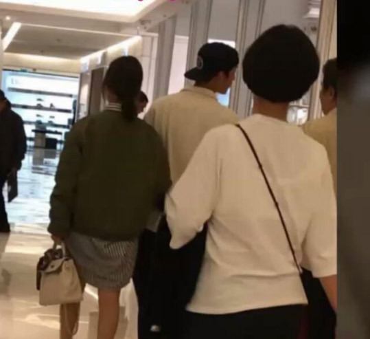 Paparazzi rất khó chộp được ảnh của cặp Song-Song trong chuyến đi du lịch Paris lần này. Ảnh: Instagram