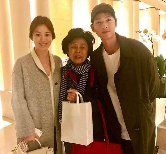 Hai vợ chồng Song Hye Kyo và Song Joong Ki lần đầu xuất hiện cùng nhau sau tuyên bố đám cưới. Nữ diễn viên 35 tuổi bị nghi đã mang thai khi cô mặc chiếc áo khoác rộng che đi vòng 2 không được thon gọn lắm. Ảnh: Instagram