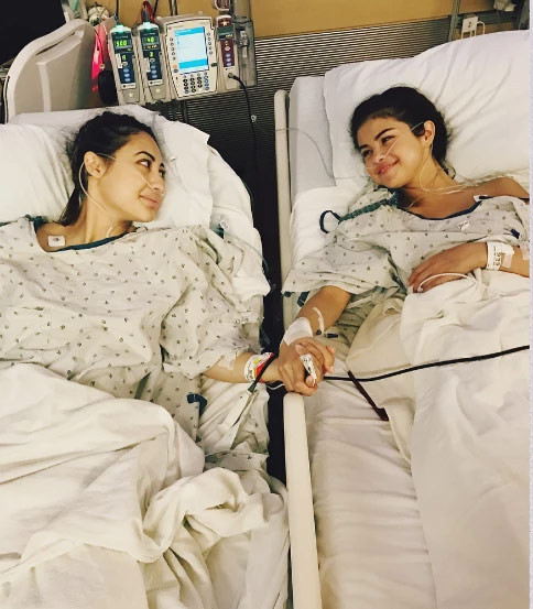 Hình ảnh Francia Raisa và Selena Gomez nằm trong phòng hậu phẫu sau cuộc phẫu thuật ghép thận cách đây vài tháng được Selena chia sẻ trên Instagram hôm qua. Ảnh: Instagram