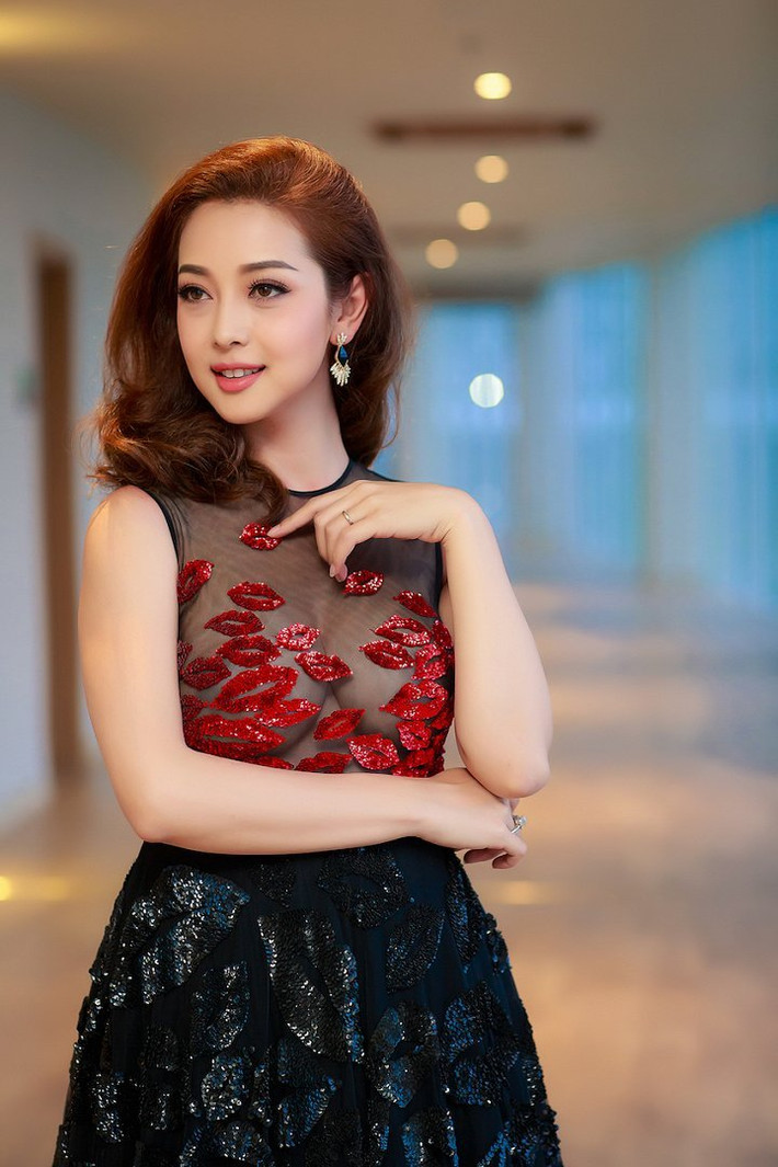 Hoa hậu châu Á tại Mỹ Jennifer Phạm khoe khéo đôi gò bồng đảo cuốn hút. Ảnh: VTC