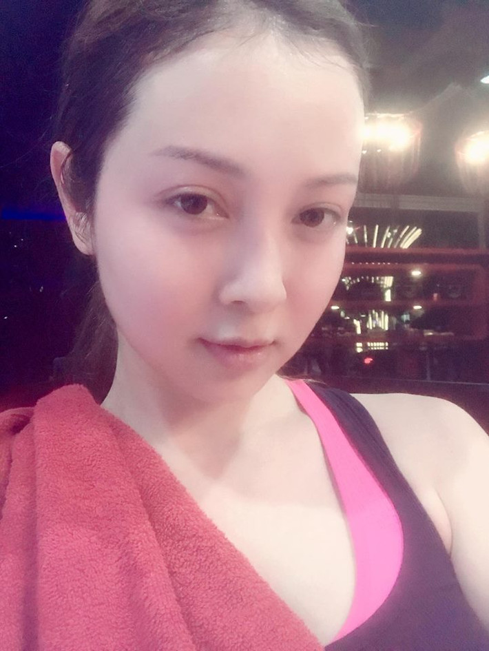 Để mặt mộc, bà mẹ ba con cũng vẫn cuốn hút bởi làn da mịn màng không tì vết và khuôn mặt xinh xắn, phúc hậu. Ảnh: FBNV