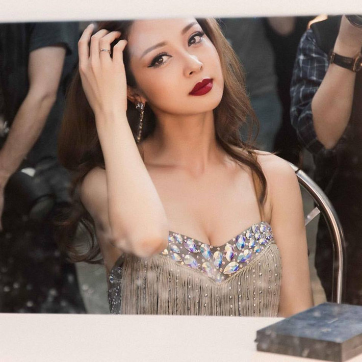 Không những thế, vẻ đẹp của người đẹp sinh năm 1985 được khen là ngày càng mặn mà, quyến rũ hơn. Ảnh: FBNV