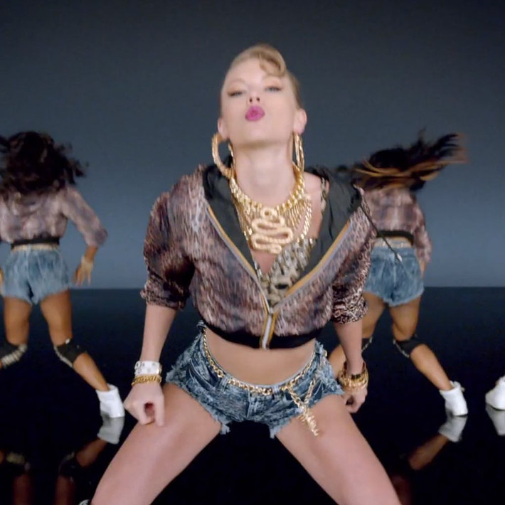 Đang từ hình ảnh một nữ ca sĩ ngoan hiền với dòng nhạc đồng quê Taylor Swift thay đổi hình ảnh thành “gái hư” nhưng nhiều người nhận xét phiên bản này không hợp với cô.