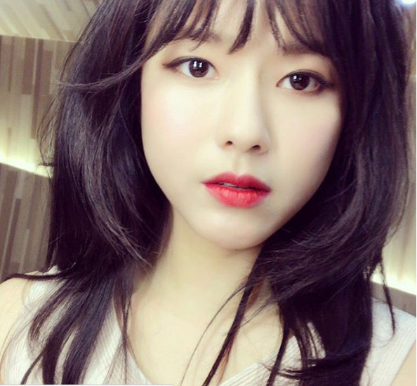 Oh Ji Eun nổi tiếng với vai diễn trong phim 3 anh em, Cười lên DongHea, và phim sitcom I Live in Cheongdam-dong, Cheo Yong, Ông hoàng truyền hình.