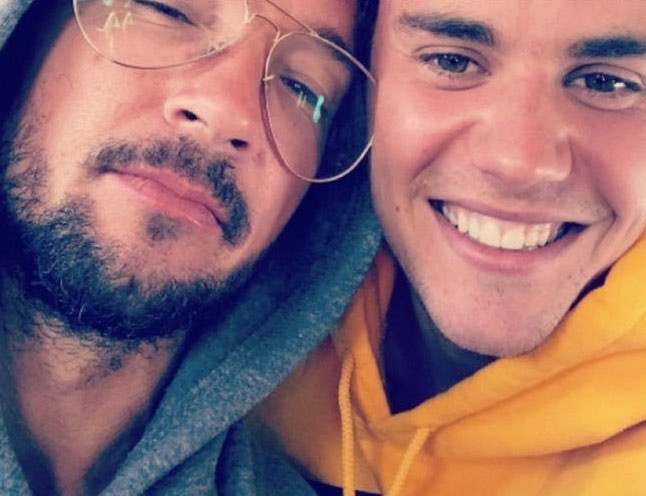 Ngả đầu vào vai nhau, vui vẻ chụp selfie, Justin Bieber và “người cha thứ 2” lại khiến cư dân mạng dậy sóng. Ảnh: Youtube