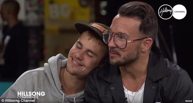 Trong một cuộc phỏng vấn, Justin Bieber ngồi nép vào Carl Lentz và e lệ dựa đầu vào vai vị mục sư. Carl từng bóng gió rằng anh coi Justin như con trai của mình, nhưng nhiều cư dân mạng tỏ ra nghi ngờ mối quan hệ này. Chính những khoảnh khắc thế này khiến Justin Bieber bị nghi ngờ giới tính. Ảnh: Hillsong Chanel