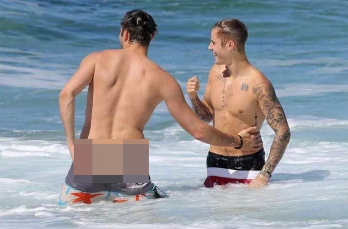 Cái cách Carl nâng niu, chăm sóc Justin Bieber được cho là vượt xa ranh giới tình bạn. Ảnh: Twitter