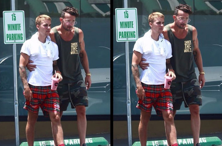 Justin Bieber và “người cha tinh thần”, mục sư Carl Lentz từng bị nghi ngờ có mối quan hệ đồng tính khi hai người lộ những khoảnh khắc trên cả thân thiết như thế này. Hình ảnh Lentz vòng tay ôm chặt eo hoàng tử pop khi hai người dạo phố tình tứ như một cặp tình nhân. Ảnh: attracttour