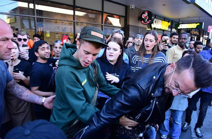 Những cử chỉ hành động tình tứ trên mức tình bạn của Justin Bieber và vị mục sư điển trai thường gây hiểu lầm cho mọi người. Ảnh: Daily Mail