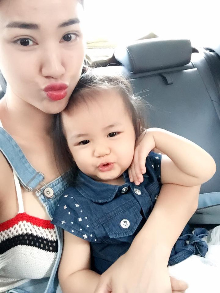 Tuy nhiên, nữ ca sĩ sinh năm 1988 tâm sự, con gái vẫn gặp cha thường xuyên. "Dù mỗi người một nơi và không còn liên quan đến nhau, nhưng bé Bồ Câu vẫn thường xuyên được gặp ba. Bé biết người đó là ba của mình và chơi với nhau rất vui vẻ", nữ ca sĩ chia sẻ. Ảnh: FBNV