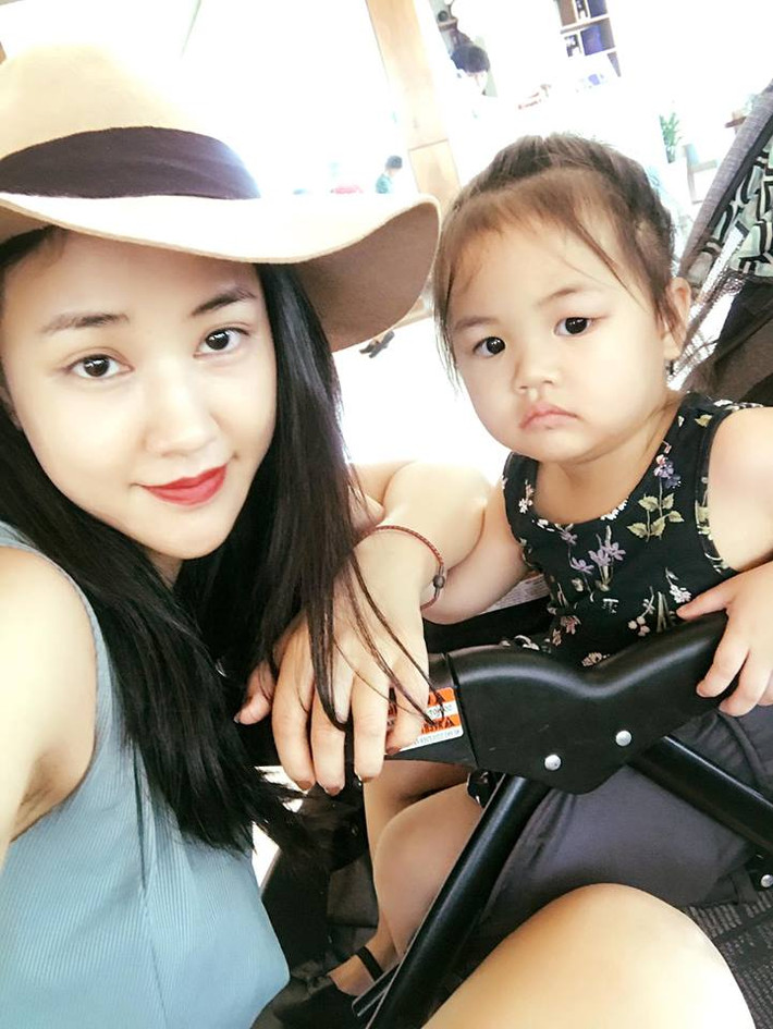 Vài tháng sau, Maya lặng lẽ sang Mỹ sinh con. Bé Bồ Câu, con gái của Maya chào đời ngày đầu năm 2015 và nhiều người cho rằng bé có rất nhiều nét giống Chu Đăng Khoa. Ảnh: FBNV